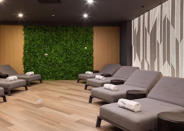 Aminess Laurel Khalani マカルスカ